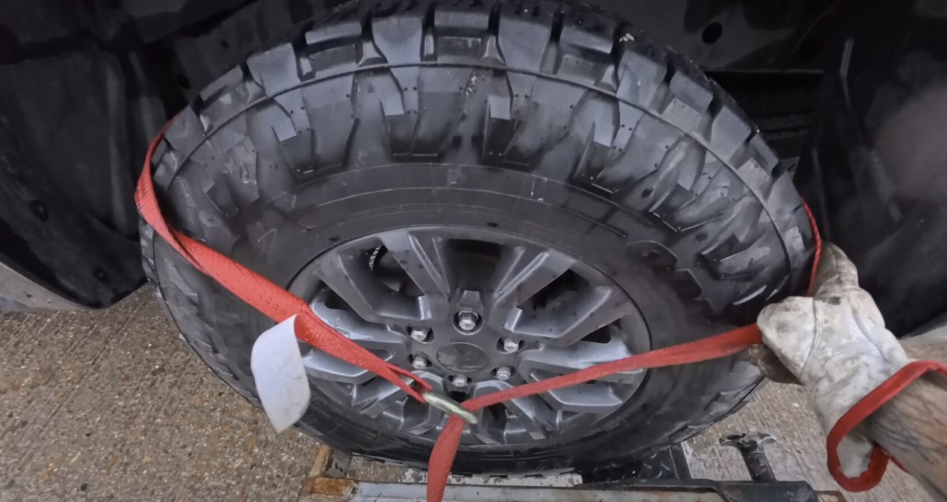 Roadside battery replacement service with tow truck technician in Lindenhurst, NY