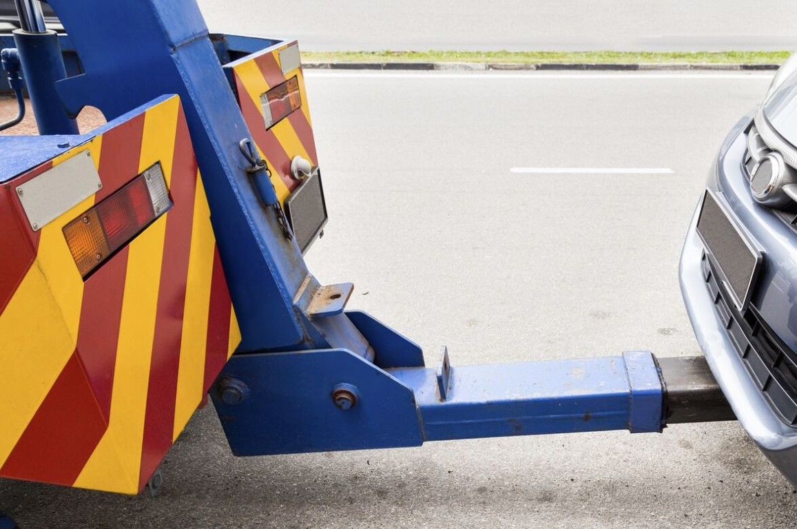 Heavy duty tow hook and wheel lift for large vehicles in Bethpage, NY